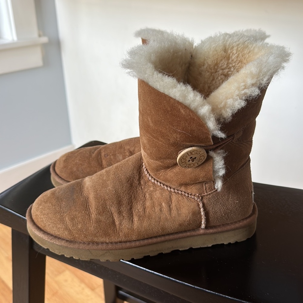 UGG Chestnut Bailey Button - Picture 4 of 7